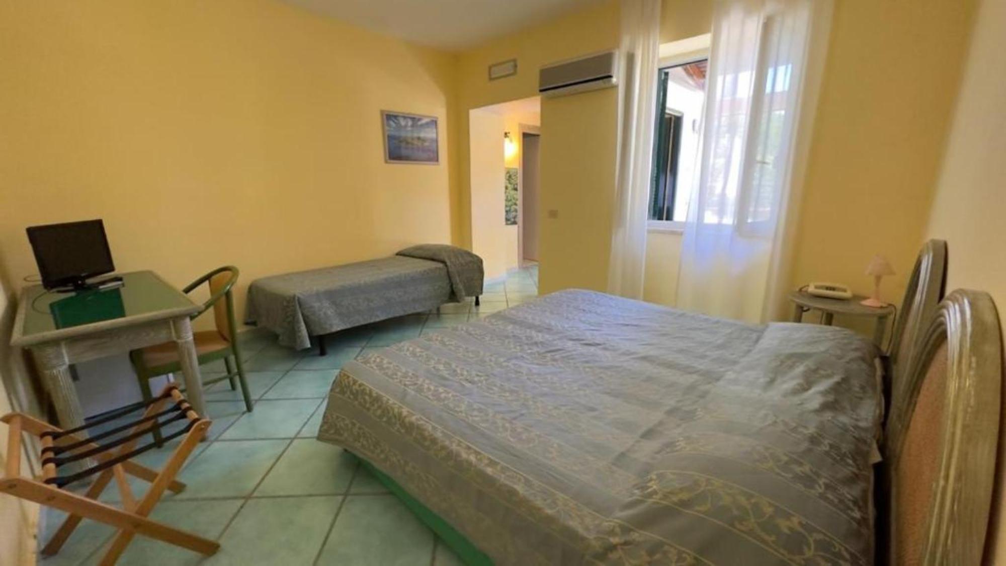 Hotel Oasi Castiglione كازاميتْشيولا تيرمي الغرفة الصورة